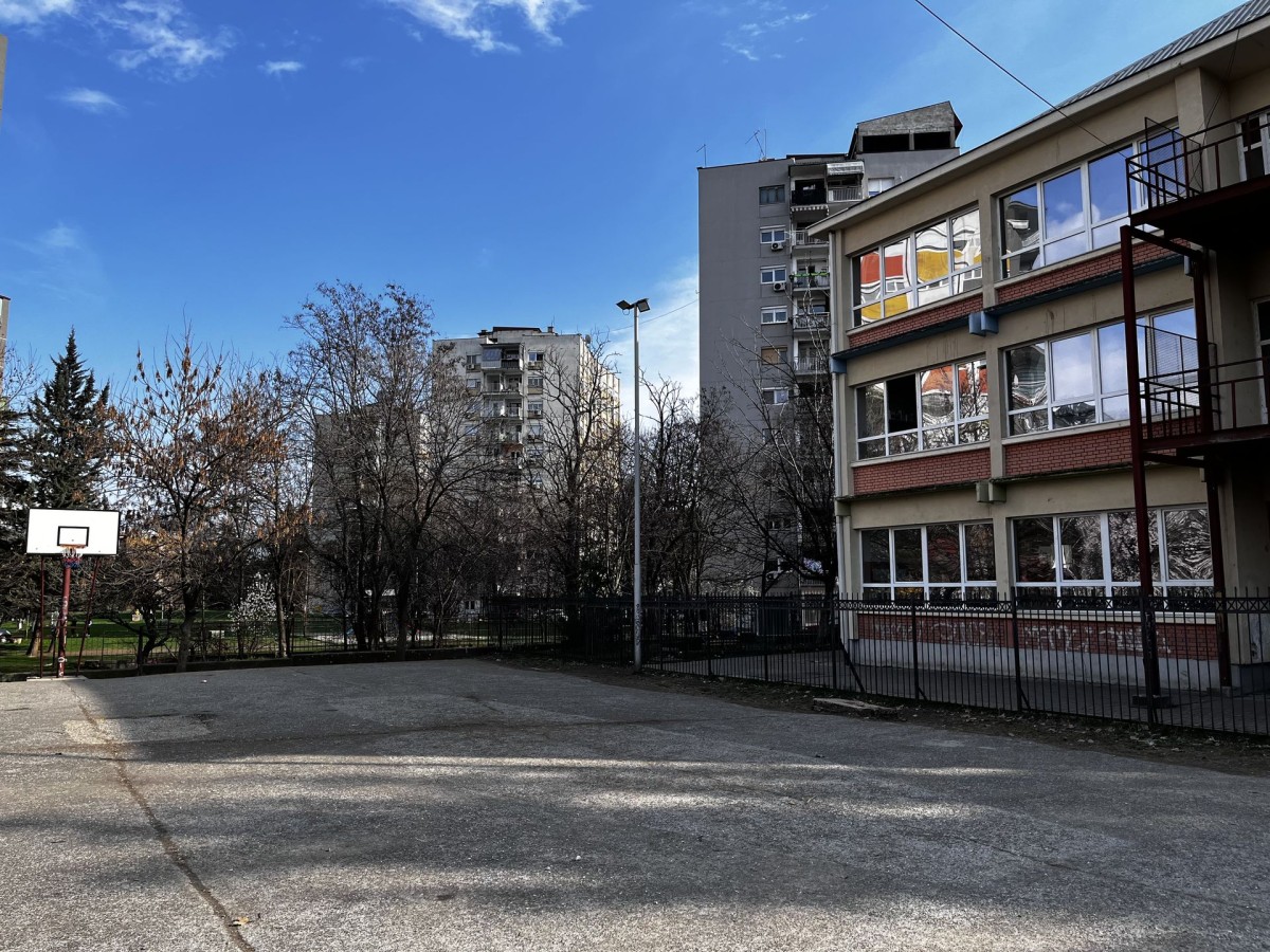 The basketball/football court in the garden of Vlado Tasevski.
